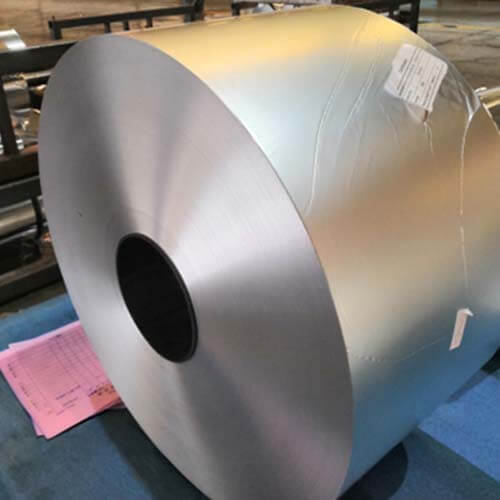 Le papier d'aluminium est utilisé pour emballer les aliments