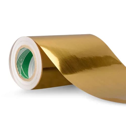 Rollo gigante de papel de aluminio dorado.